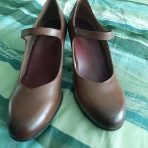 Never worn brown pumps